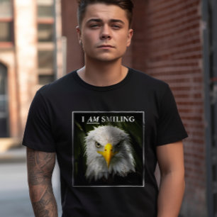 Grappige 'Ik glimlach' foto van een chagrijnige ad T-shirt