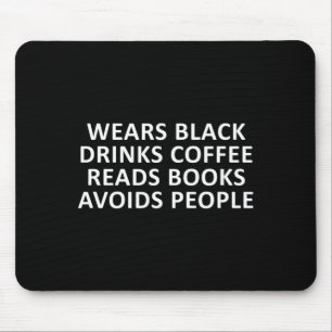 Grappige introvert draagt zwart drinkt koffie lees muismat