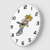 Grappige jongen die eenwieler rijdt grote klok (Hoek)