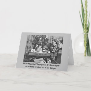 Grappige jongen speelt accordeon als broer in duis feestdagen kaart