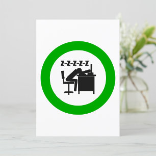 Grappige kantoormedewerker slaapt aan bureau kaart