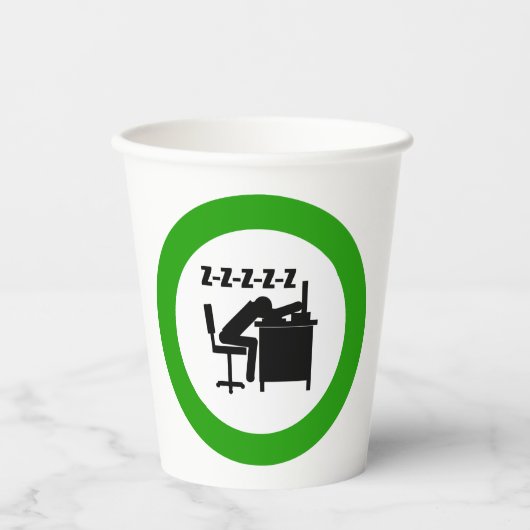 Grappige kantoormedewerker slaapt aan bureau papieren bekers (Voorkant)