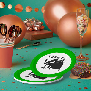 Grappige kantoormedewerker slaapt aan bureau papieren bordje