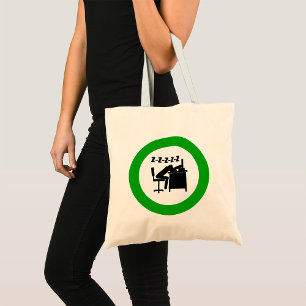 Grappige kantoormedewerker slaapt aan bureau tote bag