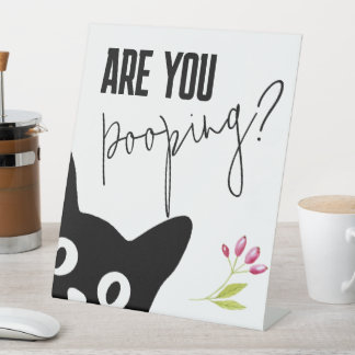 Grappige kat ben je poepen teken, grappige zwarte  reclamebord met voetstuk