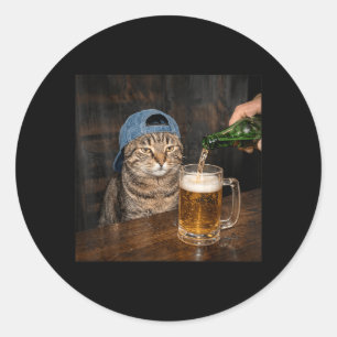 Grappige kat die bier drinkt hoed grafisch onversc ronde sticker