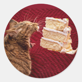 Grappige kat die een groot stuk taart eet ronde sticker