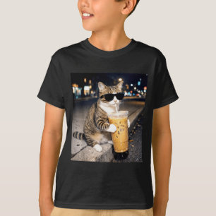 Grappige kat die ijskoude koffie drinkt dier meme t-shirt