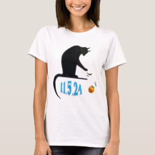 Grappige kat die Sinaasappel van tafel veegt op ve T-shirt