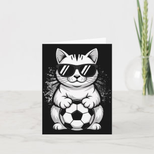 Grappige kat draagt een zonnebril en speelt voetba kaart