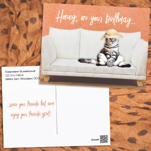 Grappige kat draagt een zonnehoed op een bank  briefkaart