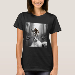 Grappige kat selfie met Bigfoot 67 Zes Zeven Meme T-shirt