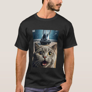 Grappige kat selfie met stofzuiger achtervolging m t-shirt