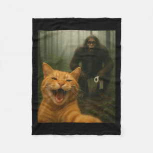 Grappige kat verrast gelukkige selfie met Bigfoot- Fleece Deken