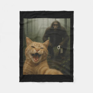 Grappige kat verrast gelukkige selfie met Bigfoot- Fleece Deken