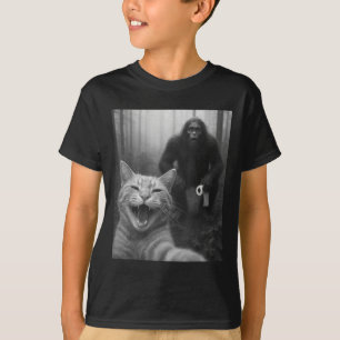 Grappige kat verrast gelukkige selfie met Bigfoot T-shirt