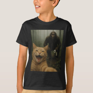 Grappige kat verrast gelukkige selfie met Bigfoot- T-shirt
