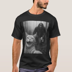 Grappige kat verrast gelukkige selfie met Bigfoot T-shirt