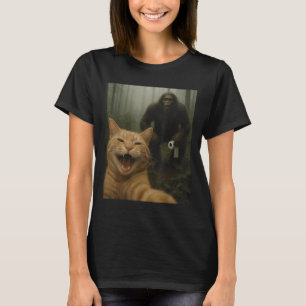 Grappige kat verrast gelukkige selfie met Bigfoot- T-shirt