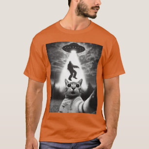 Grappige kat ziet vliegende alien UFO die cryptid T-shirt