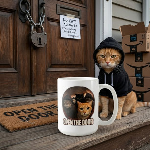 Grappige katten in hoodies openen de deur koffiemok