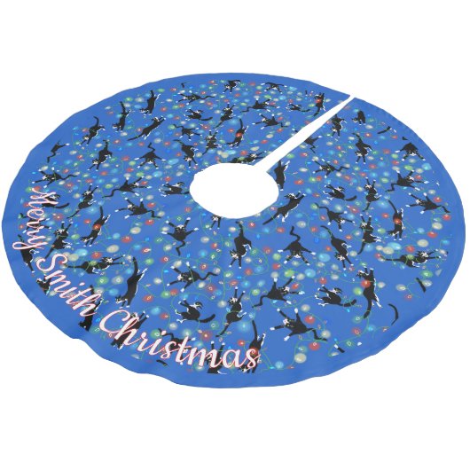 Grappige katten verstrikt in kerstverlichting op m kerstboom rok (Gekanteld)