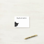 Grappige kattenpost die het opmerkt post-it® notes (Op bureau)