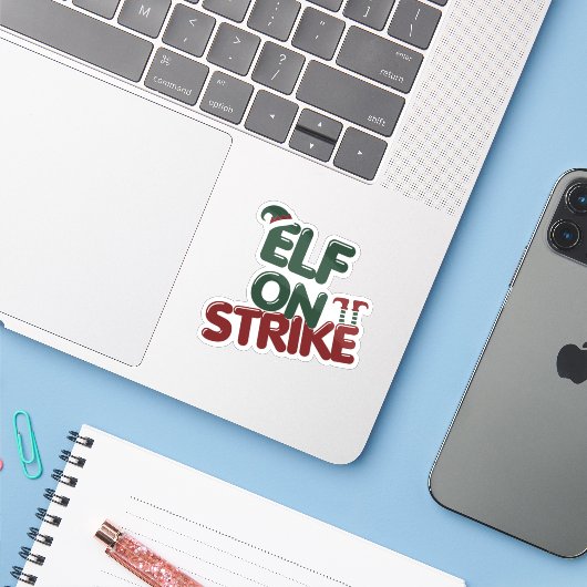 Grappige Kerststicker Elf In Staking Sticker (Laptop met iPhone)