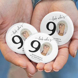 Grappige 'Kijk wie 90 is' Stijlvolle 90e verjaarda Ronde Button 6,0 Cm