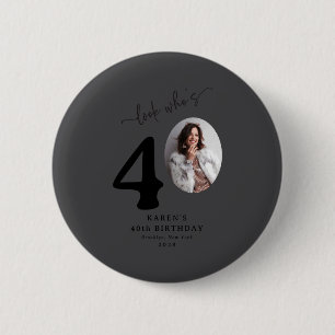 Grappige Kijk Wie Is 40 Stijlvolle 40e Verjaardag Ronde Button 5,7 Cm