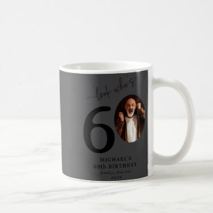 Grappige Kijk Wie Is 60 Stijlvolle 60e Verjaardag Koffiemok