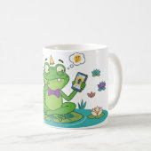 Grappige kikker browsen op smartphone koffiemok (Voorkant rechts)