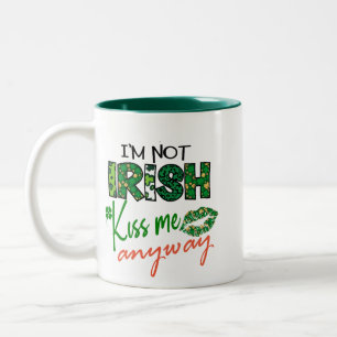 Grappige 'Kiss Me I'm Not Irish' tweetonige koffie Tweekleurige Koffiemok