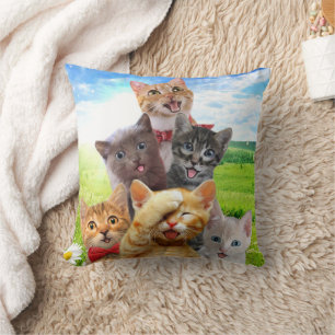 Grappige kittens in het groene veld. kussen