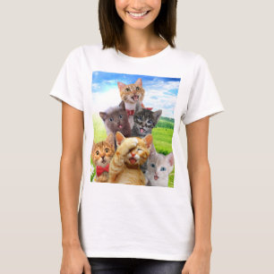 Grappige kittens in het groene veld. t-shirt