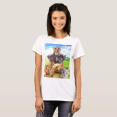 Grappige kittens in het groene veld. t-shirt (Voorkant volledig)