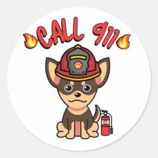 Grappige kleine hond is een brandweerman ronde sticker