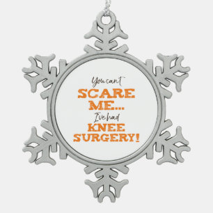 Grappige Knie Chirurgie Herstel ‘Scare’ Tin Sneeuwvlok Ornament