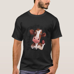 Grappige Koe met Vertrouw Me Iemand Maakt Zich Zor T-shirt