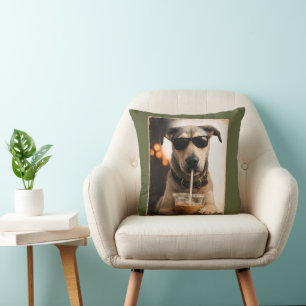 Grappige koele hond die ijskoude koffie drink post kussen
