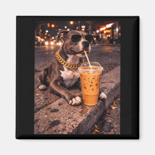 Grappige koele pitbull-hond drinkt ijskoude koffie magneet