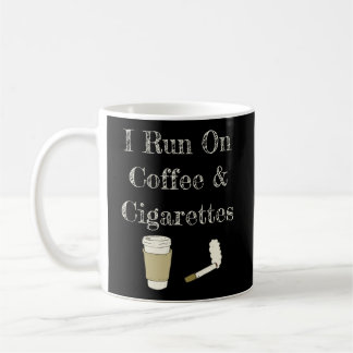 Grappige koffie citaat Ik ren op koffie en sigaret Koffiemok