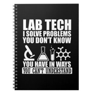 Grappige lab tech citeert humor van laboratoriumte notitieboek