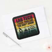 Grappige lab tech citeert humor van laboratoriumte vierkante sticker (Envelop)