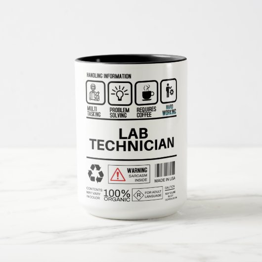 Grappige Lab-technicus die informatie verwerkt Mok (Midden)