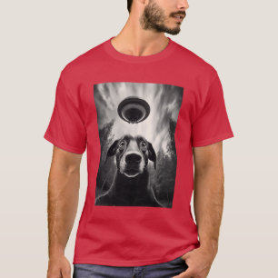 Grappige Labradorhond zit met UFO Klassiek SciFi-c T-shirt