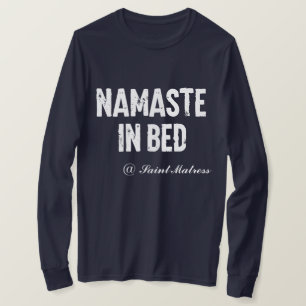 Grappige lange mouw "namaste in bed" t-shirt