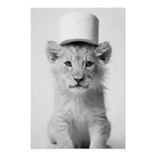 Grappige Leeuwenwelp met Toiletpapier Hoed Minimal Perfect Poster