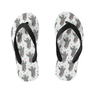 Grappige lieve neushoorn die jongleert op een eenw kinder teenslippers