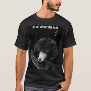 Grappige lieve poedel pup hond met t-shirt